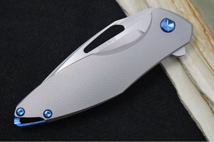 Koenig Arius - Standard with Corda Patterned Handle - Stonewashed Blade with Polished Flats - Blue Spacer (Gen 4)