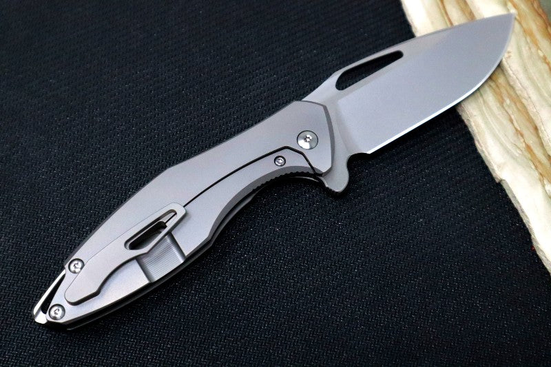 Koenig Arius - Standard with Smooth Titanium - Stonewash Blade (Gen 4)
