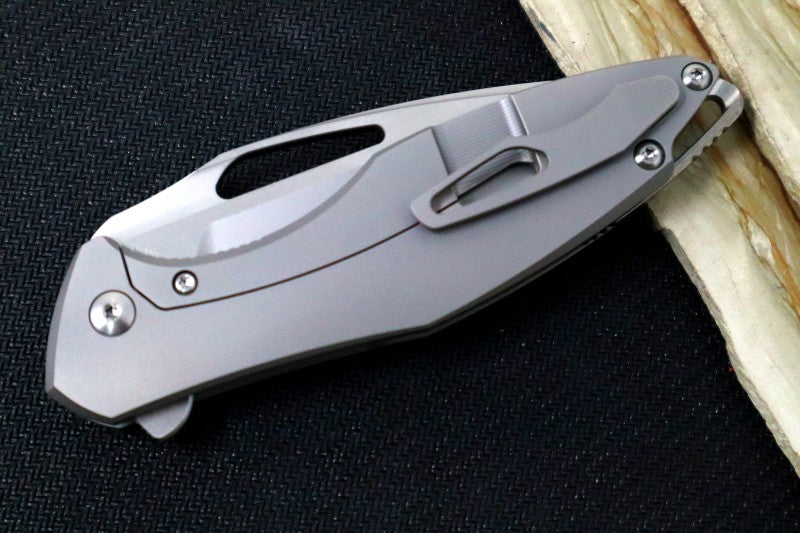 Koenig Arius - Standard with Smooth Titanium - Stonewash Blade (Gen 4)