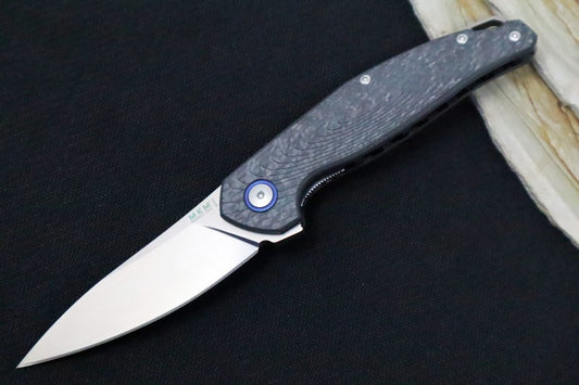 Maniago Knife Makers Goccia - Drop Point Blade / M390 Steel / Carbon Fiber Handle / Sandblasted Titanium Backspacer