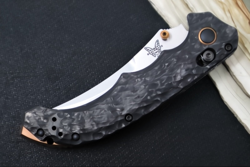 Benchmade Mini Bedlam 865-02 - CPM-S90V Steel / Satin Scimitar Blade / Marbled Carbon Fiber Handles