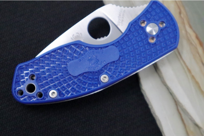 Spyderco Ambitious Lightweight - Blue FRN / Satin Blade with Serrations - C148SBL