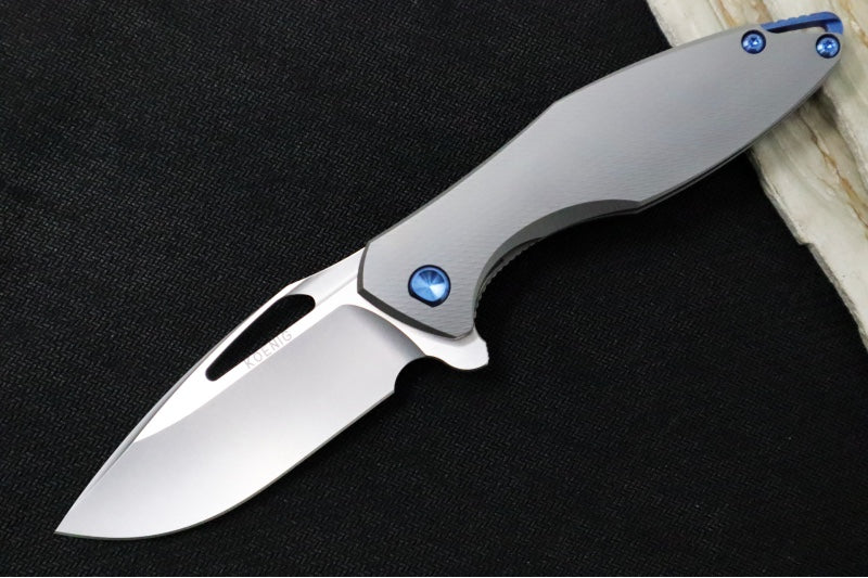 Koenig Arius - Standard with Corda Patterned Handle - Burnished Blade with Polished Flats - Blue Spacer & Hardware (Gen 4) - Northwest Knives