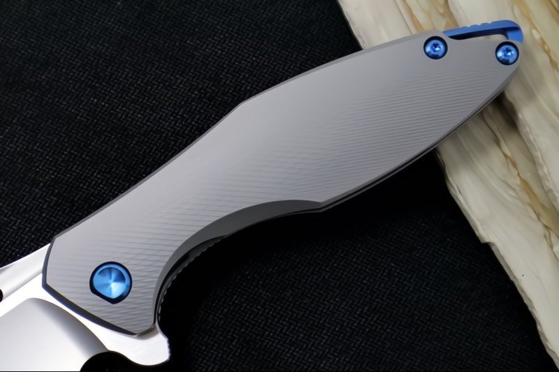 Koenig Arius - Standard with Corda Patterned Handle - Burnished Blade with Polished Flats - Blue Spacer & Hardware (Gen 4) - Northwest Knives