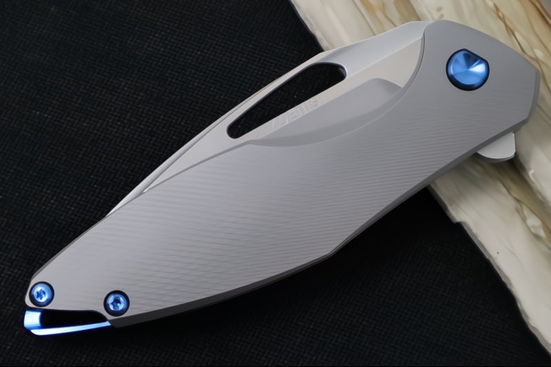 Koenig Arius - Standard with Corda Patterned Handle - Burnished Blade with Polished Flats - Blue Spacer & Hardware (Gen 4)