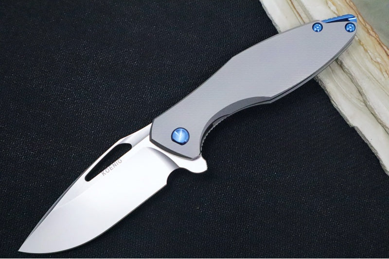 Koenig Arius - Standard with Corda Patterned Handle - Stonewashed Blade with Polished Flats - Blue Spacer (Gen 4)