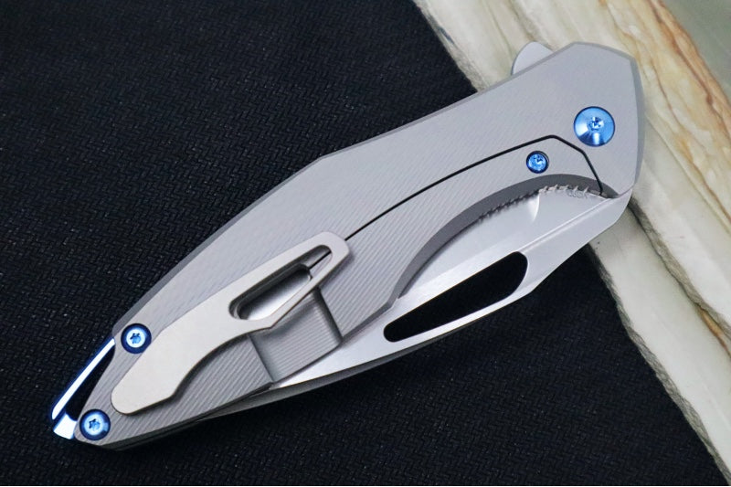 Koenig Arius - Standard with Corda Patterned Handle - Stonewashed Blade with Polished Flats - Blue Spacer (Gen 4)