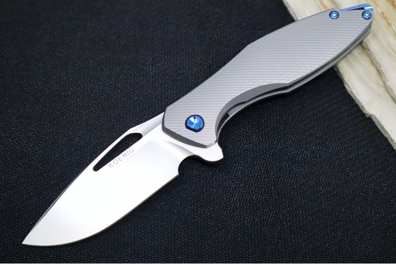 Koenig Mini Arius - Standard with Corda Patterned Handle - Stonewashed Blade with Polished Flats - Blue Spacer & Hardware (Gen 1)