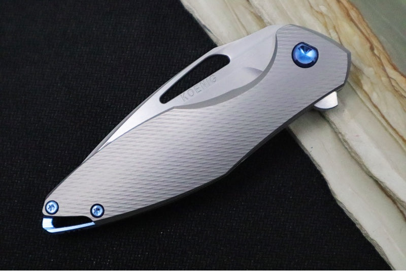 Koenig Mini Arius - Standard with Corda Patterned Handle - Stonewashed Blade with Polished Flats - Blue Spacer & Hardware (Gen 1)