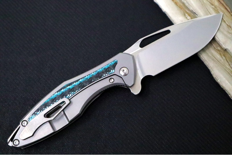 Koenig Arius - Aqua Blue Alu-Carbon Inlays & Titanium Handle - Brightwashed Blade with Polished Flats - Silver Spacer & Hardware - Stonewashed Clip (Gen 4) AR12733177.AB