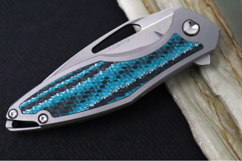 Koenig Arius - Aqua Blue Alu-Carbon Inlays & Titanium Handle - Brightwashed Blade with Polished Flats - Silver Spacer & Hardware - Stonewashed Clip (Gen 4) AR12733177.AB