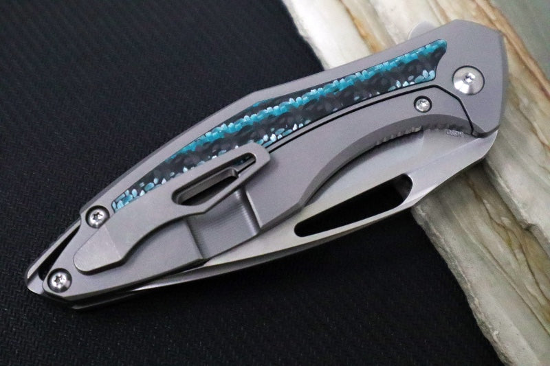 Koenig Arius - Aqua Blue Alu-Carbon Inlays & Titanium Handle - Brightwashed Blade with Polished Flats - Silver Spacer & Hardware - Stonewashed Clip (Gen 4) AR12733177.AB