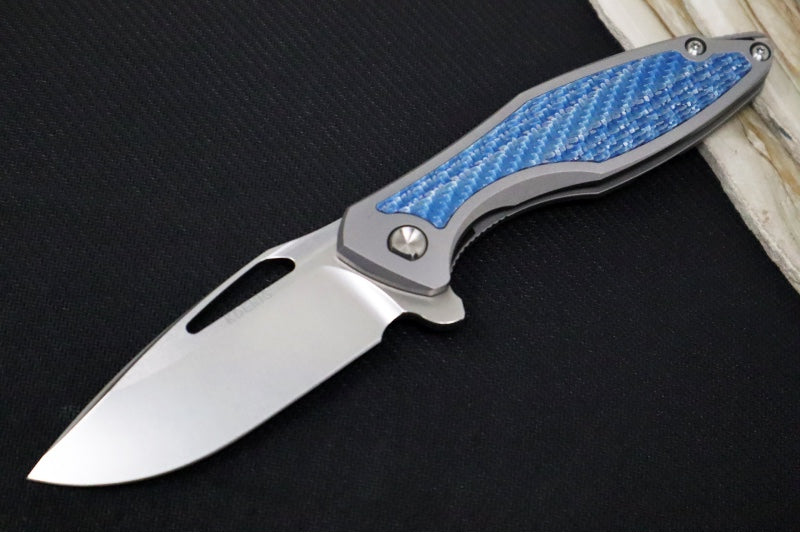 Koenig Arius - Raised Blue Twill Inlays & Titanium Handle - Brightwashed Blade with Polished Flats - Silver Spacer & Hardware - Stonewashed Clip (Gen 4) AR12733177.BT