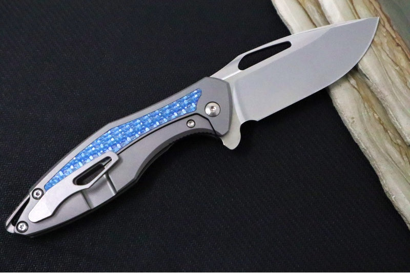 Koenig Arius - Raised Blue Twill Inlays & Titanium Handle - Brightwashed Blade with Polished Flats - Silver Spacer & Hardware - Stonewashed Clip (Gen 4) AR12733177.BT