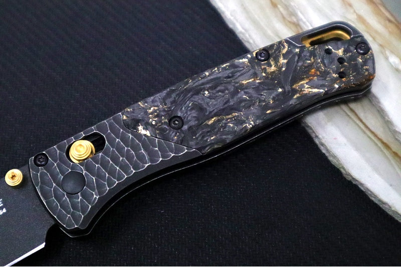 Benchmade 535 Bugout Gold Class - Titanium Hammered Bolster & Fatcarbon Steller Handle Onlay / M390 Steel / Drop Point Blade with Black Cerakote / Last Chance Gulch MT Blade Engraving / Gold Plated Backspacer & Thumb Stud