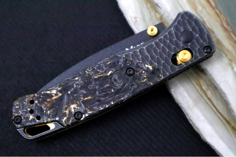 Benchmade 535 Bugout Gold Class - Titanium Hammered Bolster & Fatcarbon Steller Handle Onlay / M390 Steel / Drop Point Blade with Black Cerakote / Last Chance Gulch MT Blade Engraving / Gold Plated Backspacer & Thumb Stud
