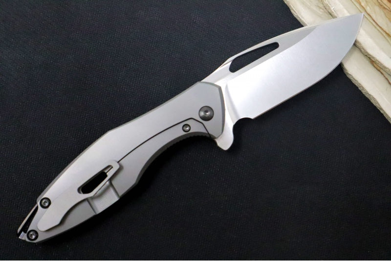 Koenig Arius - Standard With Black Carbon Fiber - Stonewashed Blade with Polished Flats - Black DLC Hardware & Spacer (Gen 4) - Northwest Knives