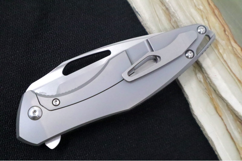 Koenig Arius - Standard With Black Carbon Fiber - Stonewashed Blade with Polished Flats (Gen 4)