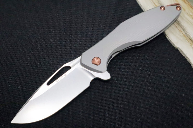 Koenig Arius - Standard with Patterned Titanium Handle / Brightwashed CPM-Magnacut Blade & Polished Flats / Rose Gold Hardware & Spacer / Blasted Clip (Gen 4)