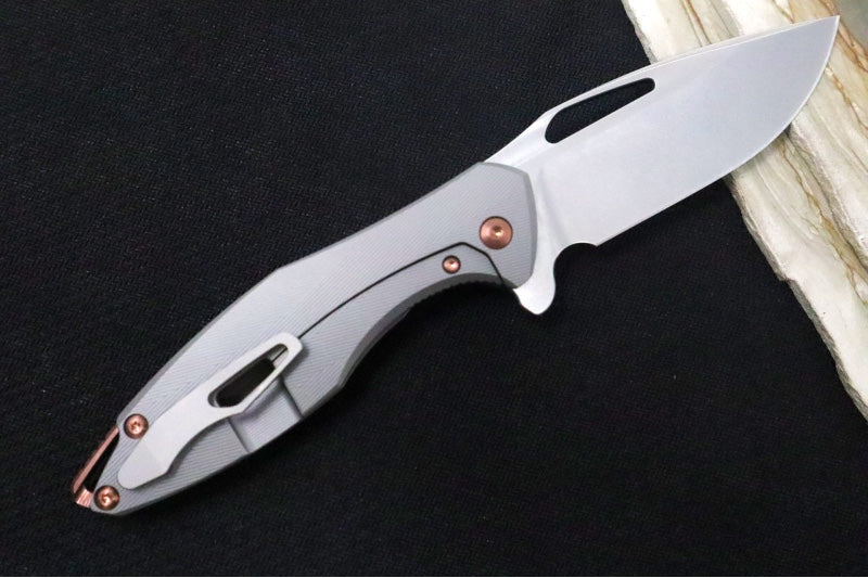 Koenig Arius - Standard with Patterned Titanium Handle / Brightwashed CPM-Magnacut Blade & Polished Flats / Rose Gold Hardware & Spacer / Blasted Clip (Gen 4)