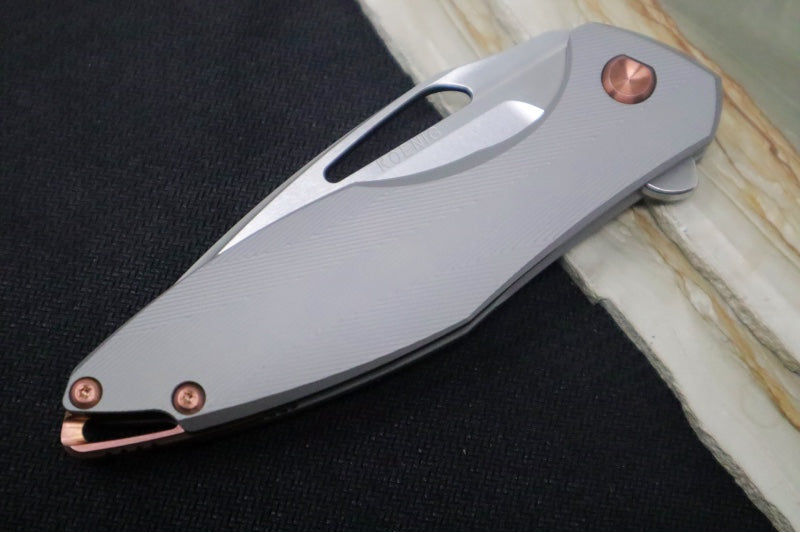 Koenig Arius - Standard with Patterned Titanium Handle / Brightwashed CPM-Magnacut Blade & Polished Flats / Rose Gold Hardware & Spacer / Blasted Clip (Gen 4)