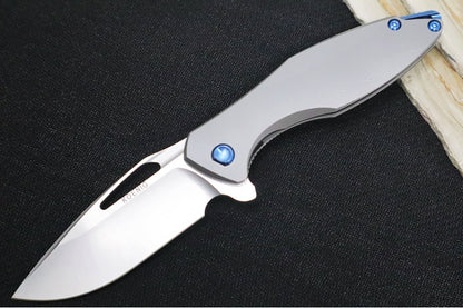 Koenig Arius - Standard with Patterned Handle / Burnished 20CV Blade w/ Polished Flats / Blue Hardware (Gen 4)