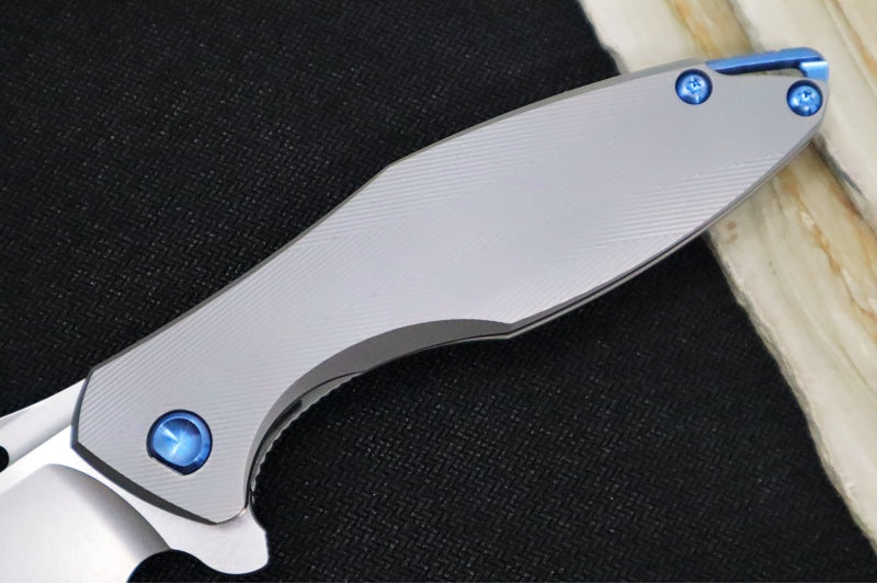 Koenig Arius - Standard with Patterned Handle / Burnished 20CV Blade w/ Polished Flats / Blue Hardware (Gen 4) - Northwest Knives