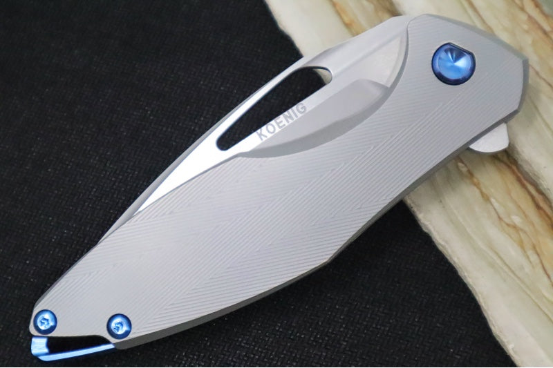 Koenig Arius - Standard with Patterned Handle / Burnished 20CV Blade w/ Polished Flats / Blue Hardware (Gen 4) - Northwest Knives