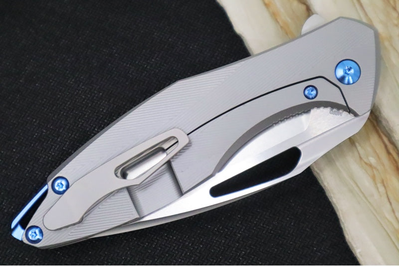 Koenig Arius - Standard with Patterned Handle / Burnished 20CV Blade w/ Polished Flats / Blue Hardware (Gen 4) - Northwest Knives
