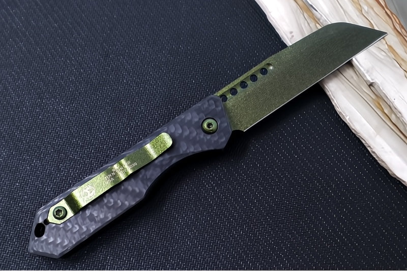 Heretic Knives Jinn Auto - Carbon Fiber Handle / Metallic Green Finished Blade / Sheepsfoot Blade / CPM-Magnacut Steel H113-MG-CF