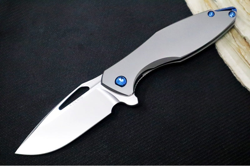 Koenig Arius - Standard with Pinstripe Patterned Handle - Stonewashed Blade with Polished Flats - Blue Spacer (Gen 4)