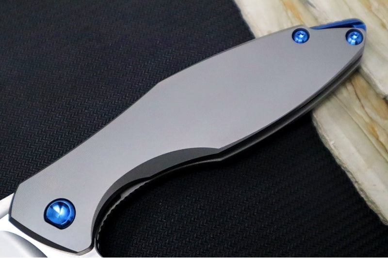 Koenig Arius - Standard with Pinstripe Patterned Handle - Stonewashed Blade with Polished Flats - Blue Spacer (Gen 4) - Northwest Knives