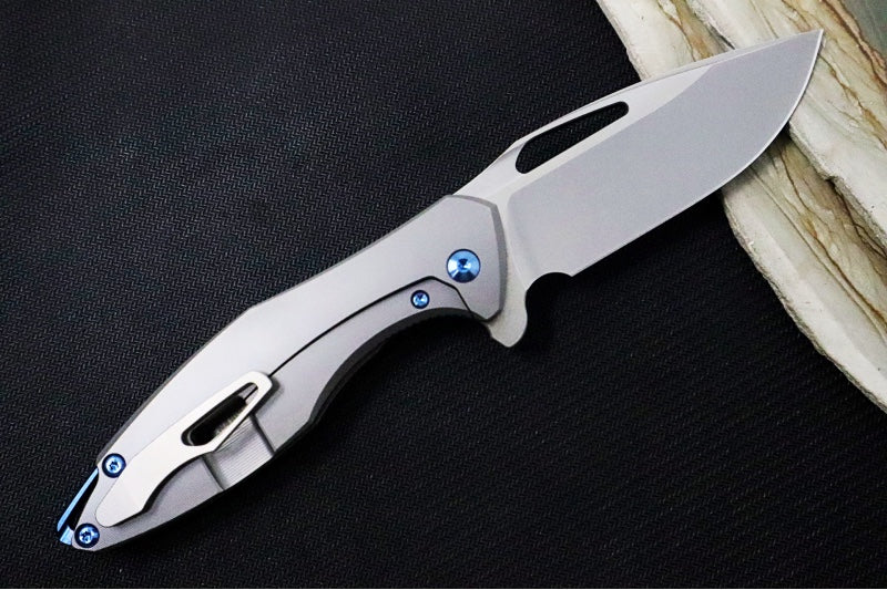 Koenig Arius - Standard with Pinstripe Patterned Handle - Stonewashed Blade with Polished Flats - Blue Spacer (Gen 4) - Northwest Knives
