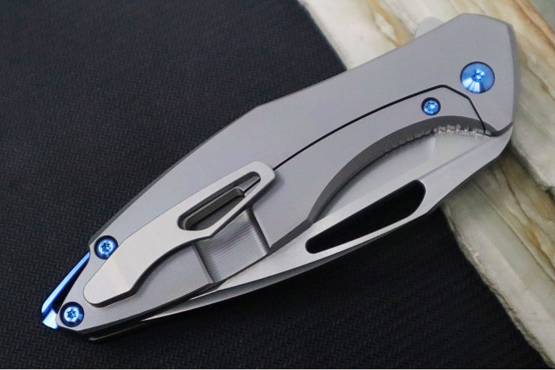 Koenig Arius - Standard with Pinstripe Patterned Handle - Stonewashed Blade with Polished Flats - Blue Spacer (Gen 4) - Northwest Knives
