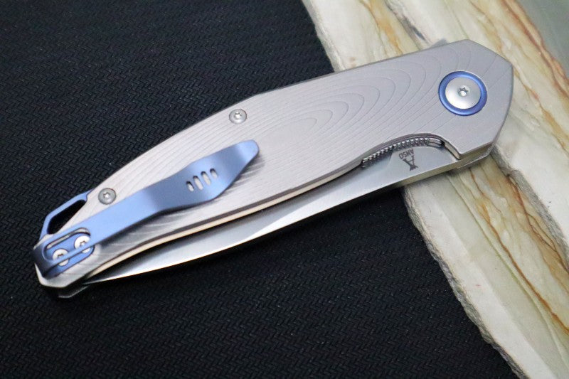 Maniago Knife Makers Goccia - Drop Point Blade / M390 Steel / Sandblasted Titanium Handle / Blue Titanium Backspacer