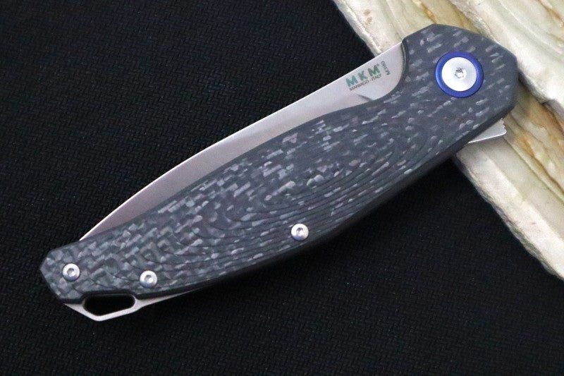 Maniago Knife Makers Goccia - Drop Point Blade / M390 Steel / Carbon Fiber Handle / Sandblasted Titanium Backspacer