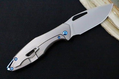 Koenig Arius Flipper Delete- Burnished Blade w/ Polished Flats - Patterned Titanium Handle - Blue Accents (Gen 4) AR21211221