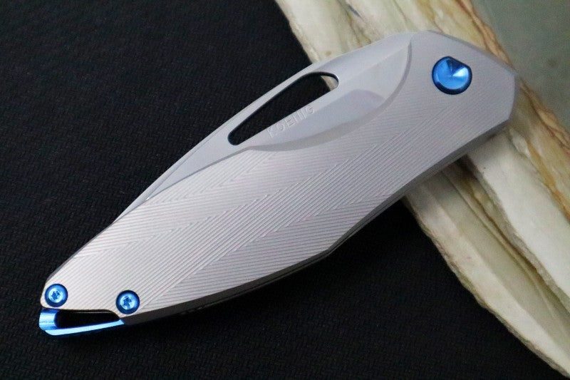 Koenig Arius Flipper Delete- Burnished Blade w/ Polished Flats - Patterned Titanium Handle - Blue Accents (Gen 4) AR21211221